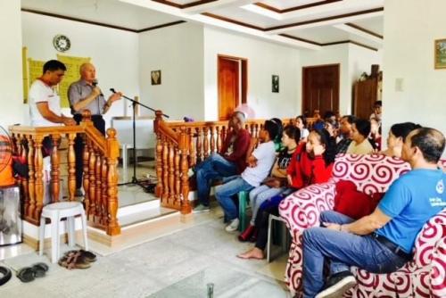 Kenneth-Wilson-Ministering-to-Pastors-at-the-Mission-Base-in-Mindoro