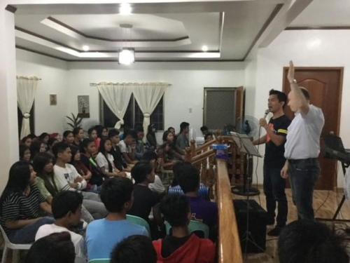 Mark-Rodgers-Ministering-to-the-Youth-at-Mission-Base-Mindoro